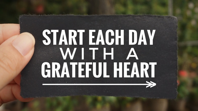 A sign that says "start each day with a grateful heart"
